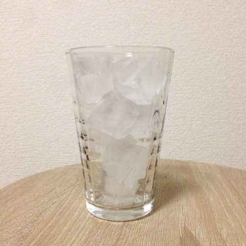 ハイボールの正しい作り方。グラスに氷をたっぷり入れる。