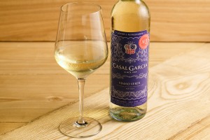 白ワイン「カザルガルシア・ヴィーニョベルデ」。ポルトガルの“国民的ワイン”で、ややグリーンがかった色の天然微発泡、口に含むとちょっとピリリときます。