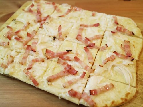 そんな美味しいアルザスのリースリングに合わせるのはアルザス地方の郷土料理「タルトフランベ」 簡単に言うとたまねぎとベーコンのピザだ。