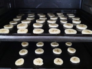 作り方はバナナを薄く切ってオーブンレンジに入れ、100℃で90分加熱。