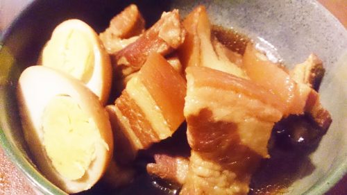 沖縄料理の「ラフテー」。コラーゲンたっぷりの皮付きの豚肉を使用しました。
