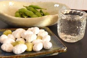 純米生貯蔵酒「大雪乃蔵」と二つの「豆」。中札内村の枝豆と、「旭豆」。