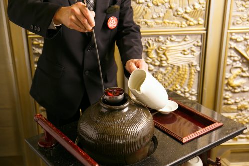 甕の原料であるもち米由来の香ばしい香りが一気に広がる中、テーブルのすぐ横で甕からすくってデキャンタに移され、テーブルにサーブされます。
