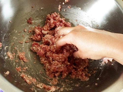 餃子の作り方２：ひき肉をまぜる