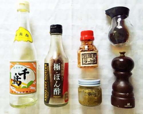 醤油、お酢、ラー油という鉄板の漬けダレはもちろん、九州風に柚子胡椒、黒胡椒、中国山椒など。餃子のタレも好みのままに。
