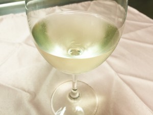 甲州ワイン「きいろ香」はグラスに注ぐとやはり淡く黄色味を放つ。