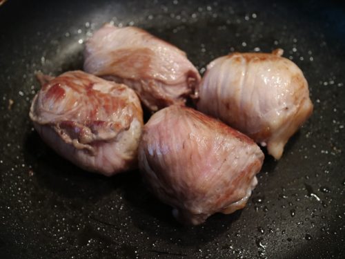 フライパンに肉巻きおにぎりを入れて加熱する。