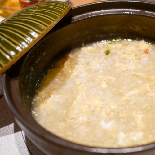 金目鯛や野菜たちのエキスがにじみ出た出汁は最高のスープ。これを雑炊に仕上げる。