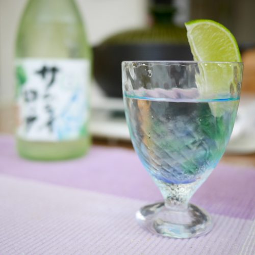 日本酒カクテル『サムライロック』。グラスに彩りよくライムの切り身を飾る。