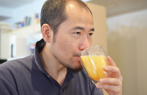 日本酒の卵酒を飲む