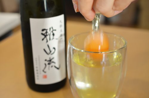 日本酒に生卵をちゃぽん。