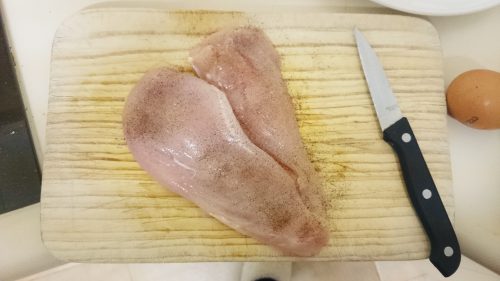 チキンパルミジャーノの作り方。鶏むね肉に塩コショウをする。