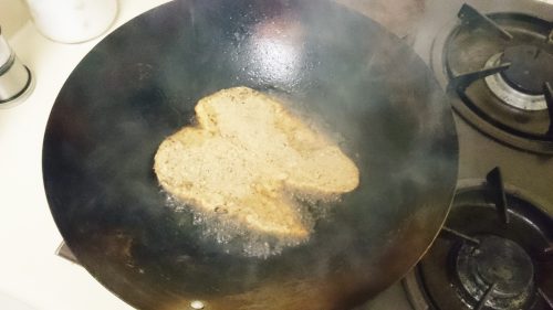 チキンパルミジャーノの作り方。フライパンで温めたオリーブオイルで揚げ焼きにする。