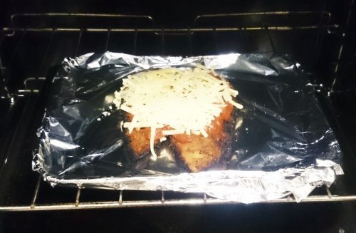 チキンパルミジャーノの作り方。トースターに入れる。