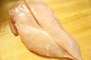 「鶏胸肉の塩こうじ漬け焼き」の作り方。肉の真ん中に切れ目を入れる。