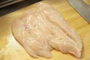 「鶏胸肉の塩こうじ漬け焼き」の作り方。肉を軽く叩いて均等な厚みにします。