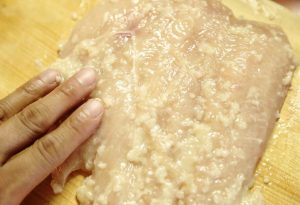 「鶏胸肉の塩こうじ漬け焼き」の作り方。両面にタップリと塩こうじを塗りこむ。