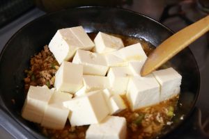 「激辛麻婆豆腐」の作り方。豆腐を投入。