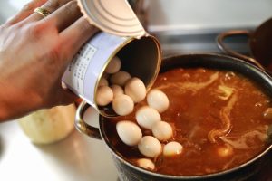 「キャンプ場カレー」を作る。ウズラの卵を全て投入！！！
