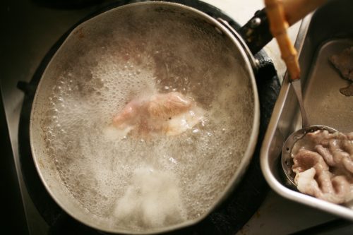 「豚肉のおろし汁」の作り方。さっと湯に通し、水気を切る。