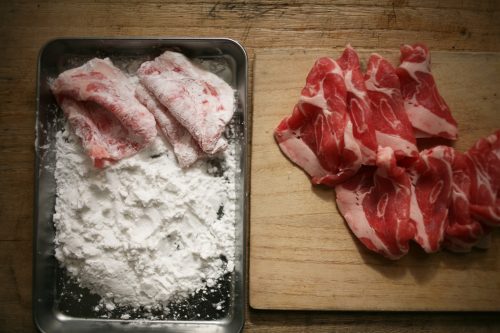 「豚肉のおろし汁」の作り方。豚肉に片栗粉をうすくつける。
