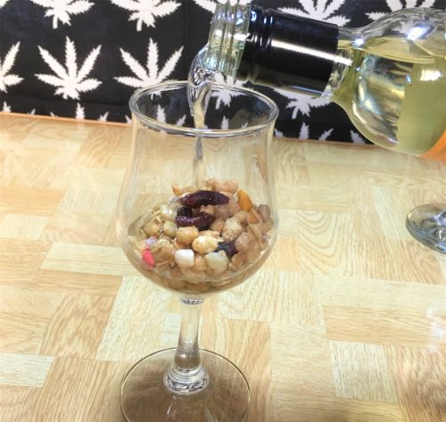グラノーラの入ったグラスに白ワインを「トクトクトクッ」