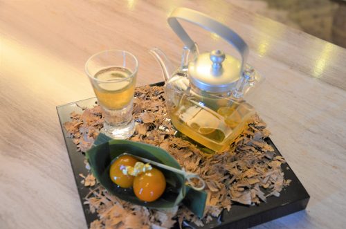 カクテル「Prehistory Japan」は、「シーバスリーガル ミズナラ」と純米酒を合わせ、そこにスライスした金柑の甘露煮を沈めて艶やかな味わいを出している。