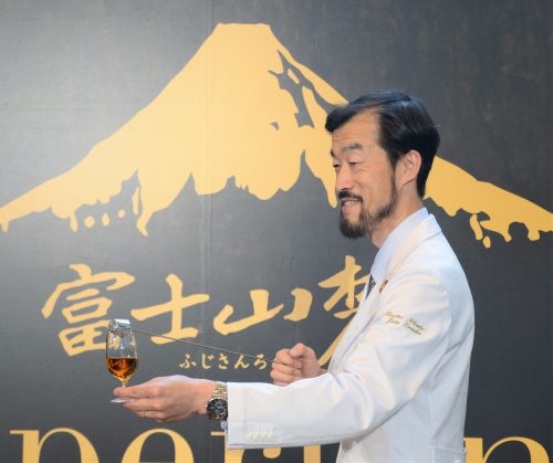 「富士山麓」のマスターブレンダーである田中城太氏。今年、世界的なウイスキーアワードである「アイコンズ・オブ・ウイスキー2017」で「マスターディスティラー／マスターブレンダー・オブ・ザ・イヤー」を受賞した、いわば“世界最優秀ブレンダー”なのだ。
