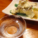 すっきりフルーティーな日本酒に ど定番のいぶりがっこのクリームチーズ和え
