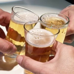 どうして、みんな「とりあえずビール」なの？　“日本文化”の起源を解明すべく、酒類小売り業者が調査