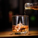 ウイスキー市場、コロナ禍の家飲み需要の増加で大容量化とプレミアム化が加速