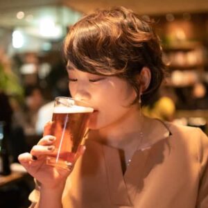日本の若者よ、もっと酒を飲もう　国が税収増狙い奨励