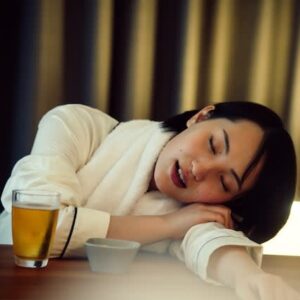 「寝酒」は少量でもNG？ 睡眠の質を妨げない飲酒の適量を専門医に聞いてみた